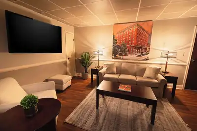 Image de Elegant King Suite in Bethlehem on Historic Main Street with full Kitchen
