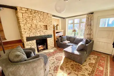 Image de Butterfly Cottage: 200 year old Georgian home with period furniture