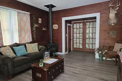 Image de Country Charm Cottage - 2br Wifi close to interstate!