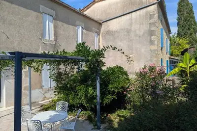 Image de Une parenthèse paisible au milieu d'un jardin verdoyant et fleuri.