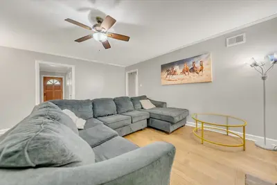 Image de Prime location 3br house Pool table nice back yard