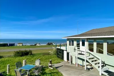 Image de Shelter Cove Ocean View Retreat, A great view of the ocean and airstrip.