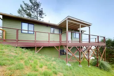 Image de Sea Escape at Spruce Overlook, a comfortable home with an amazing ocean view.