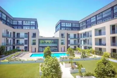 Image de Lavish Poolview 2br Duplex Apt, @ Embassy Gardens