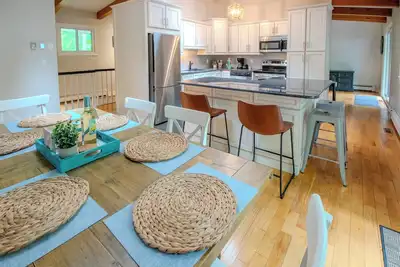 Image de Welcome to Shoreline Beach Cottage – Your Peaceful Retreat by the Lake