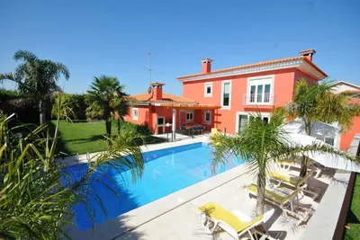 Image de Quaint Esposende Villa | 5 Bedrooms | Villa Esposende Retreat | Fenced Private.