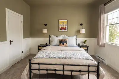Image de New! ! Charming 2-bedroom house in Uptown Butte