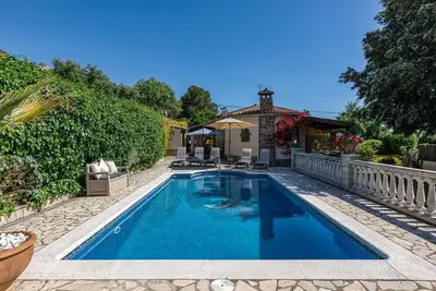 Image de Maison de vacances 'Marseille' avec vue montagne, piscine privée et Wi-Fi