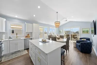 Image de Avalon:  5 Bedrms, 4 Baths, Sleeps 14 & Pet Friendly Walk To Beach, Dining, Shopping, Recreation!
