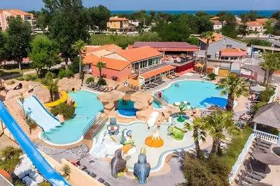 Image de Caravane 'Mobil-Home' avec piscine partagée et terrasse privée