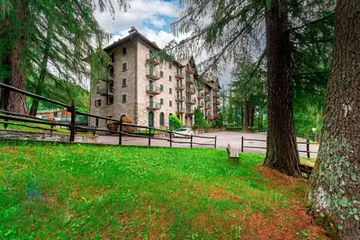 Image de Appartement \"Pineta\" avec vue sur les montagnes, jardin partagé et Wi-Fi