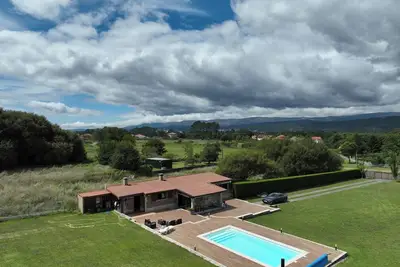 Image de Maison de vacances 'Agro Dos Mouriños' avec vue sur les montagnes, Wi-Fi et climatisation