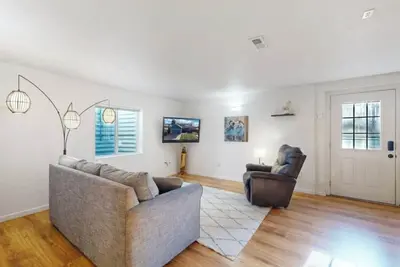 Image de Charming 2-bedroom suite and Private Home Theater 7. 2 dolby