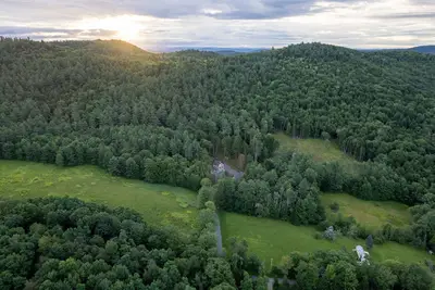 Image de Spacious 7-bedroom cabin in charming Grafton with fitness room, sauna & hot tub