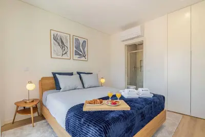 Image de Stylish Flat w/ Balcony by HostWise