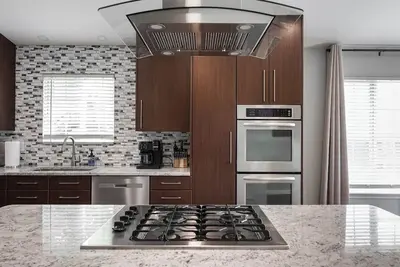 Image de Chef's Kitchen, King Bed near Gm Orion, Shops/Dining and Easy Access to Freeways