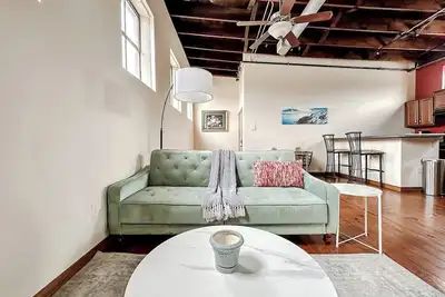 Image de Sleepover Central 2bd/1ba + Parking - Downtown Springfield
