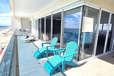 Image de Couples Luxury Retreat - Rooftop Pool + Beachfront