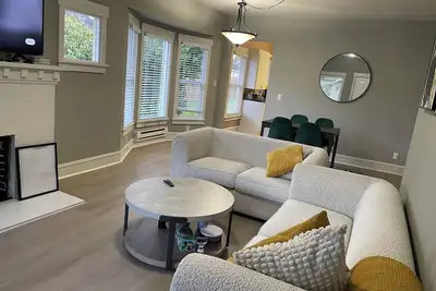 Image de Charming Cozy 2-bedroom house in Tacoma with WiFi. High ceiling