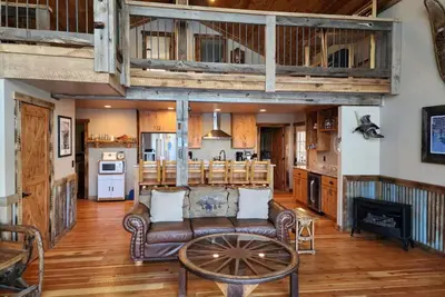 Image de Lakefront home w/ wraparound deck, modern appliances, WiFI & dog-friendly
