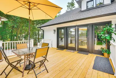 Image de Walk to Uptwn Lexington: Modern Retreat w/ Porch!