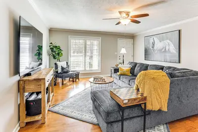 Image de Modern Pet-Friendly Home in Jackson: Covered Patio