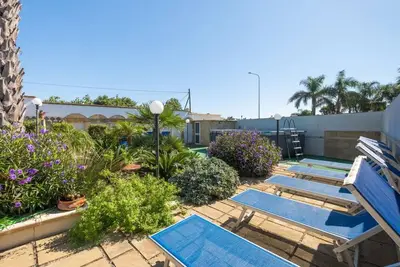 Image de Belle maison de vacances pour 7 personnes avec piscine, climatisation, Tv, patio et parking