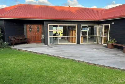 Image de Charming 2 bedroom home in a peaceful, rural setting, minutes from Muriwai beach