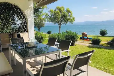 Image de Designer’s beachfront house w/pool and fireplace