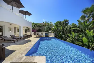 Image de Villa à Santa Eulària Des Riu avec 6 chambres à coucher, 12 couchages