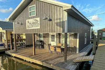 Image de Fowl Hooked Lodge •Houseboat in Venice Marina\n•Sleeps 8 •3 Bedrooms •2 Full Bath