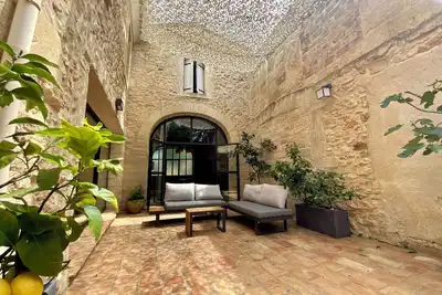 Image de La Maison de la Place - Maison de charme avec piscine & pierres apparentes!