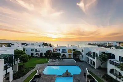 Image de Luxury Coastal Escape | Sleeps 4 | Balcony | Pool