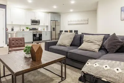 Image de Stylish 2br in Point Breeze with queen beds full kitchen laundry smart Tv & parking modern finishes and easy self-check-in for a chic urban stay.