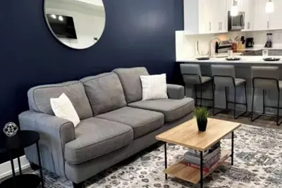 Image de Cozy Modern Apt + Scenic Balcony Sleeps 4