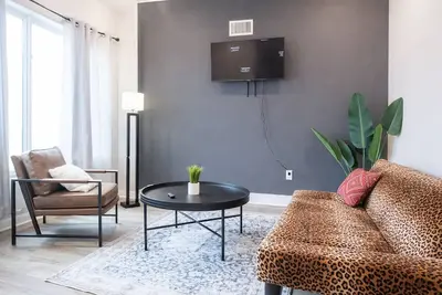 Image de Charming 2br/2ba in lively Kensington! Enjoy a comfy stay with a full kitchen Smart Tv and easy transit access. Perfect for exploring Philly’s rich history and culture!