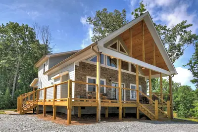 Image de Pet-friendly cabin in Ellijay with a private hot tub, cozy firepit, and WiFi.