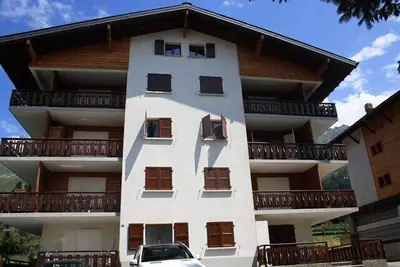 Image de Une cuisine ouverte avec salle à manger, un coin salon, une chambre double avec salle de bain en sui