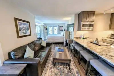 Image de Stylish Studio Mountain Escape: Steps to Slopes!