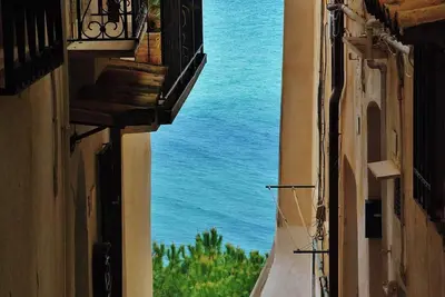 Image de [Among the alleys of Sperlonga] History, Sea and Relaxation