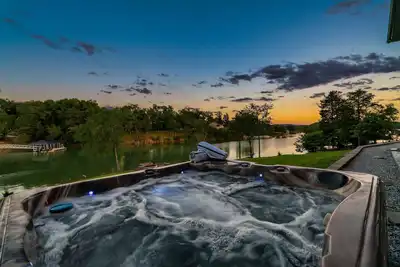 Image de Epic Lakehouse! Mountain Views! Kayaks! Arcade! Hot Tub! Dock! Paddle Boards! !