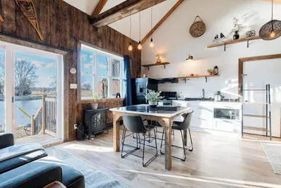 Image de Chalet Éco-Rustique Le Héron avec Terrasse sur le bord de l’eau et Spa
