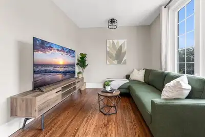 Image de Bright & Modern Loft w/ Patio, By Falls & Wineries