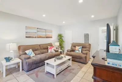 Image de New! Beautiful 2 Bed Beach Condo  #104 by RedAwning