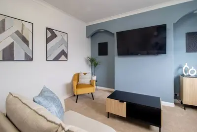 Image de Vibrant 2 Bed Flat in Coatbridge
