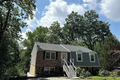 Image de Water view Oasis renovated 3 bedrooms, 2. 5 bath &hot tub conveniently in Arnold!