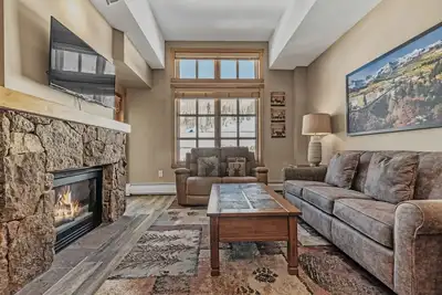 Image de Top Floor Condo, Hot Tubs, 3 Min - Walk to Eagle and Flyer Lifts, Center Village