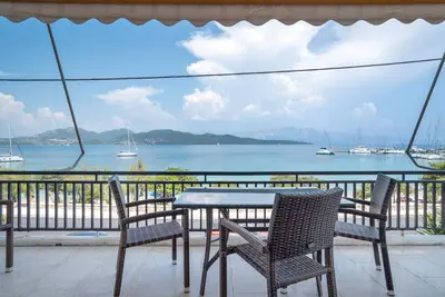 Image de Studio 'Triple Room with Sea View 9' avec vue sur mer, Wi-Fi et climatisation