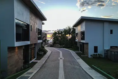 Image de Double the space, double the fun! 2 Brand New Luxury Villas, 10 Bedrooms/Baths
