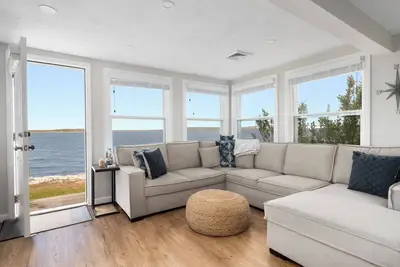 Image de Private waterfront w/rocky beach near Newport